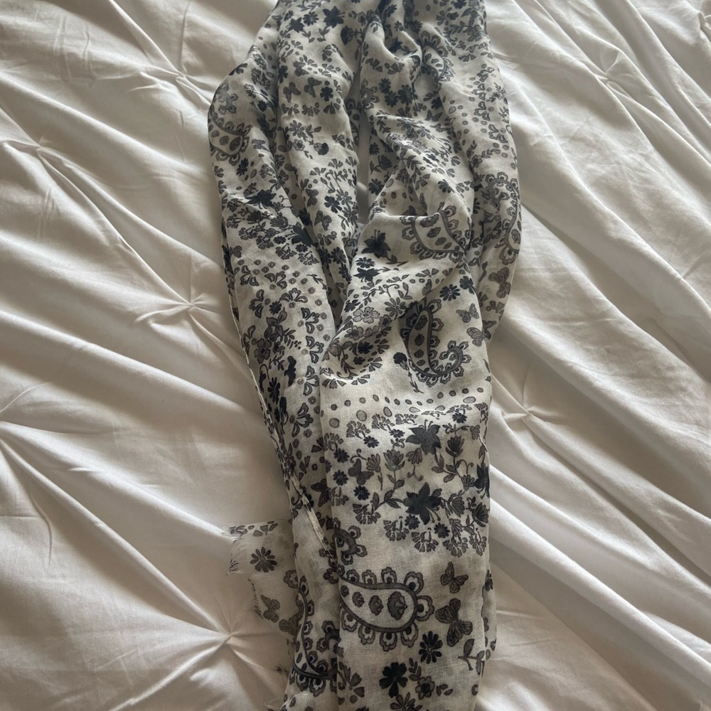 🤩Black and white scarf